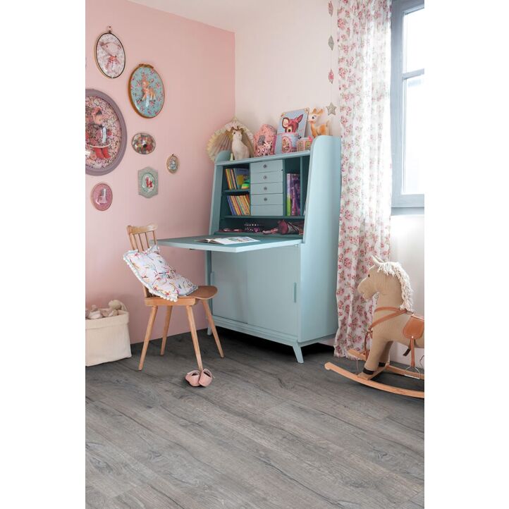 Parquet vinílico de la marca Quick-Step livyn roble gris histórico BACL40037 de la serie Balance Click en un ambiente de habitación.