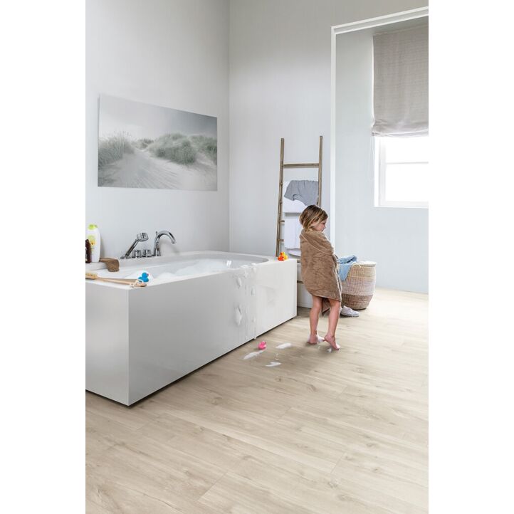 Parquet vinílico de la marca Quick-Step livyn roble cañón beige BACP40038 de la serie Balance Click  Plus en un ambiente de habitación.