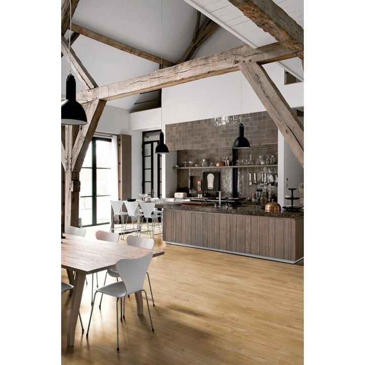 Parquet vinílico de la marca Quick-Step livyn roble cañón beige BACL40038 de la serie Balance Click en un ambiente de habitación.