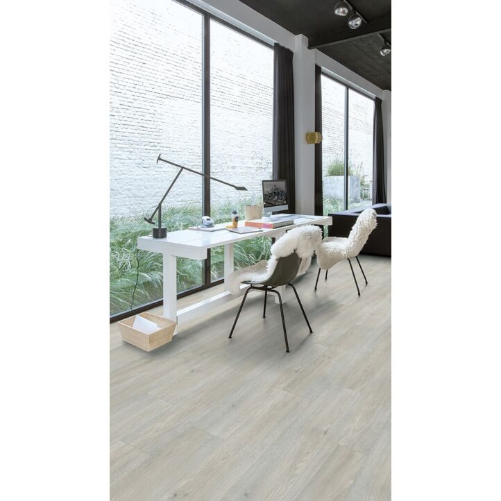 Parquet vinílico de la marca Quick-Step livyn roble gris tablones artesanales BACP40040 de la serie Balance Click Plus en un ambiente de habitación.