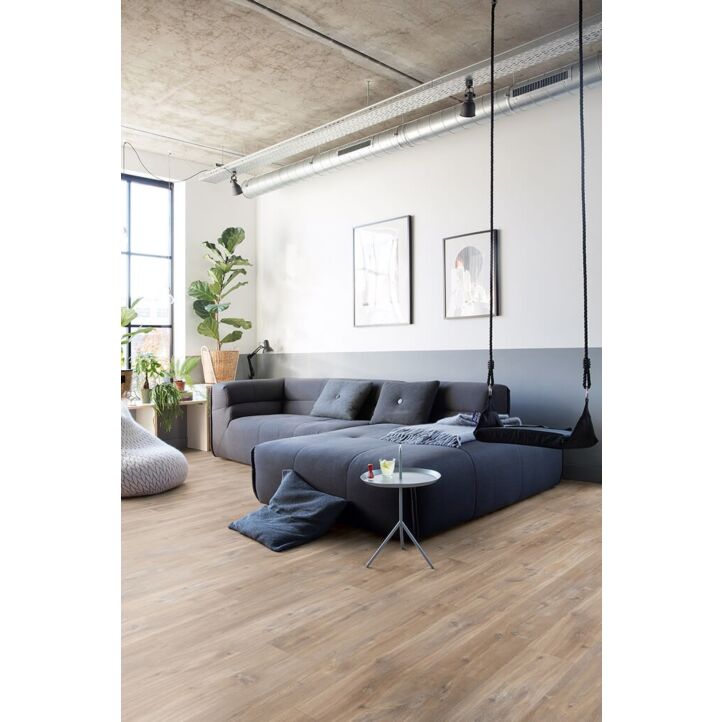 Parquet vinílico de la marca Quick-Step livyn roble seda gris marrón BACL40053 de la serie Balance Click  en un ambiente de habitación.