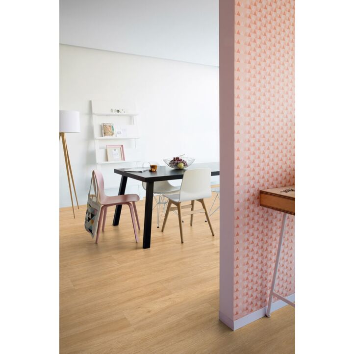 Parquet vinílico de la marca Quick-Step livyn roble seda natural cálido BACL40130 de la serie Balance Click en un ambiente de habitación.
