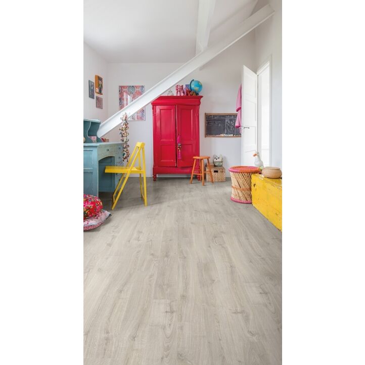 Parquet laminado de roble newcastle gris de la marca quick-step de la serie eligna en un ambiente de habitación.