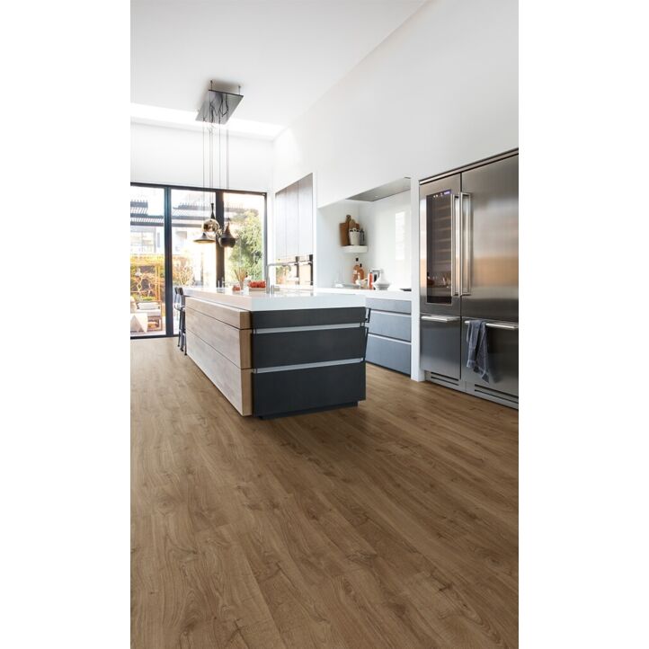 Parquet laminado de roble newcastle marrón de la marca quick-step de la serie eligna en un ambiente de habitación.