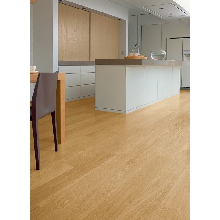 Parquet laminado de  de roble barnizado natural EL896 la marca quick-step de la serie eligna en un ambiente de habitación.