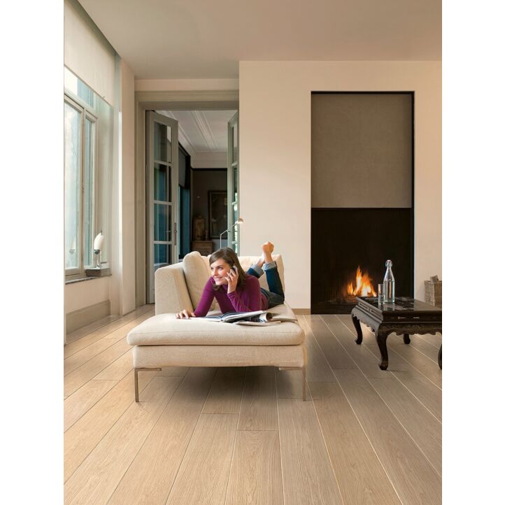 Parquet laminado de roble barnizado blanco de la marca quick-step de la serie largo en un ambiente de habitación