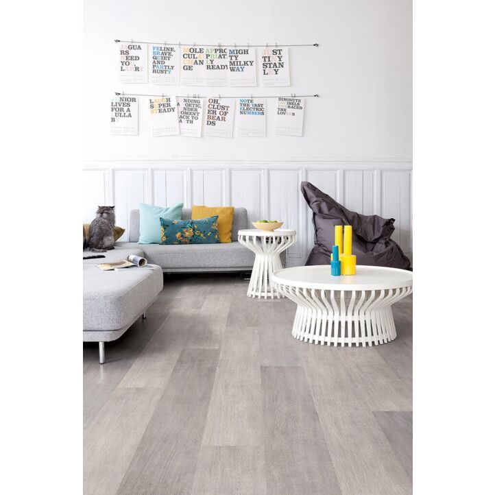 Parquet laminado de roble auténtico de la marca quick-step de la serie largo en un ambiente de habitación.