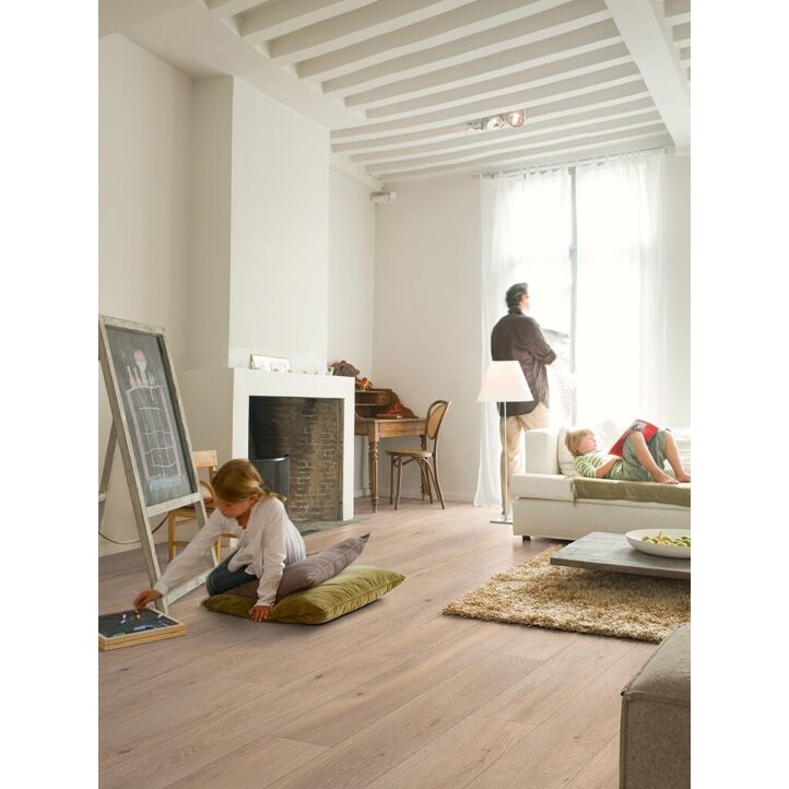 Parquet laminado de roble long island natural de la marca quick-step de la serie largo en un ambiente de habitación.