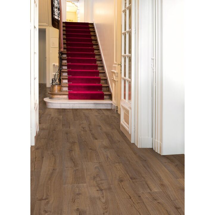 Parquet laminado de roble cambridge oscuro de la marca quick-step de la serie largo en un ambiente de habitación.