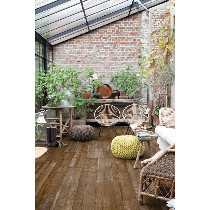 Parquet vinílico de la marca Quick-Step livyn Pino puesta de sol PUCP40075 de la serie Pulse Click Plus en un ambiente de habitación.