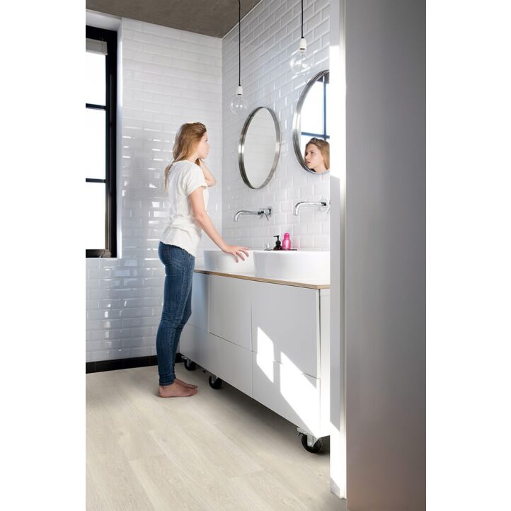 Parquet vinílico de la marca Quick-Step livyn Roble brisa marina claro PUCL40079 de la serie Pulse Click en un ambiente de habitación.