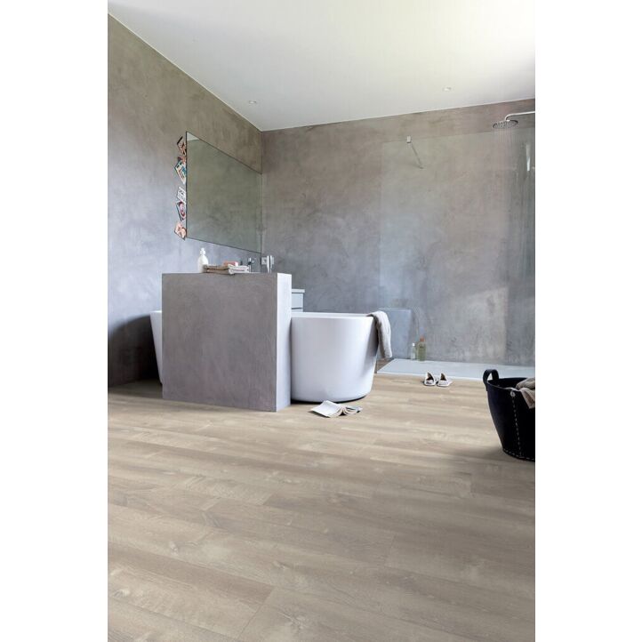 Parquet vinílico de la marca Quick-Step livyn Roble tormenta de arena gris cálido PUCL40083 de la serie Pulse Click en un ambiente de habitación.