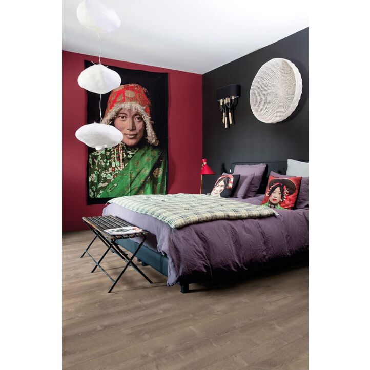 Parquet vinílico de la marca Quick-Step livyn Roble tormenta de arena marrón PUCP40086 de la serie Pulse Click Plus en un ambiente de habitación.