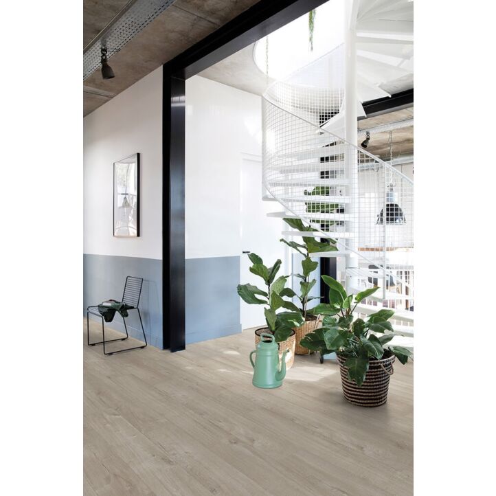 Parquet vinílico de la marca Quick-Step livyn Roble algodón natural PUCL40104 de la serie Pulse Click en un ambiente de habitación.