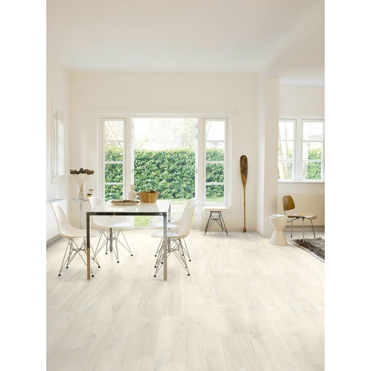 Parquet laminado de roble blanco charlotte CR3178 de la marca Quick-Step de la colección CREO en un ambiente de habitación.