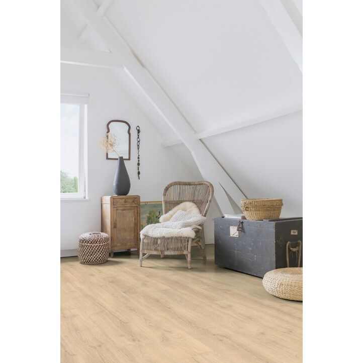 Parquet laminado de roble bosque beige MJ3545 de la marca Quick-Step de la serie Majestic en un ambiente de habitación.