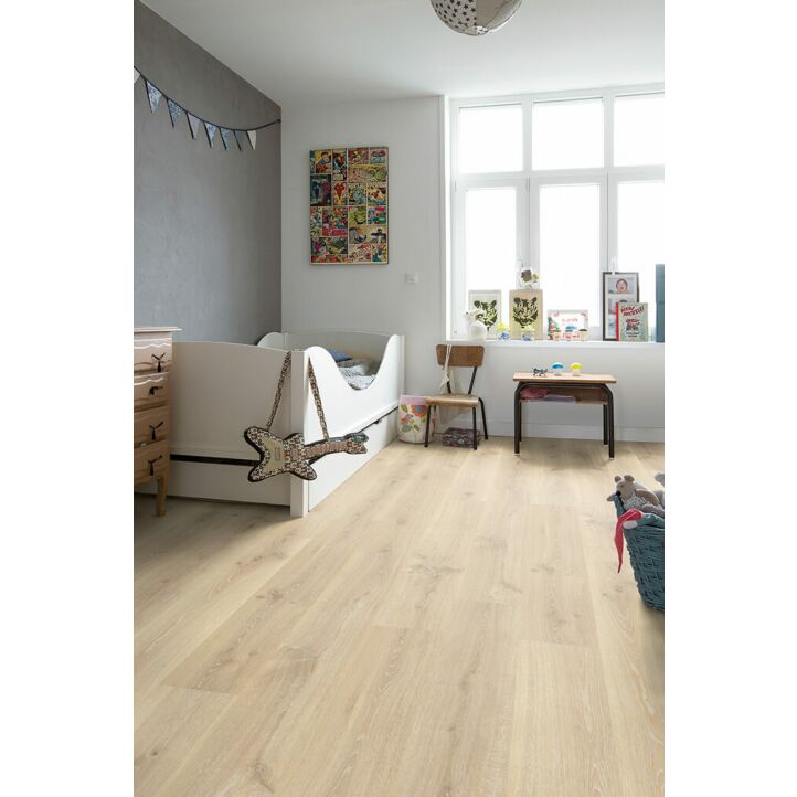 Parquet laminado de roble claro tennessee CR3179 de la marca Quick-Step de la colección CREO en un ambiente de habitación.