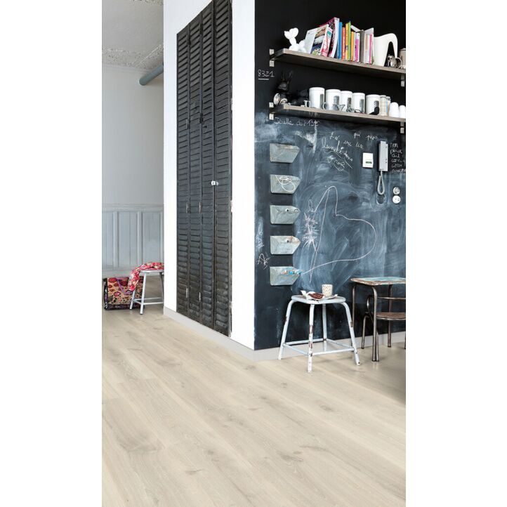 Parquet laminado de roble gris tennessee CR3181 de la marca Quick-Step de la colección CREO en un ambiente de habitación.