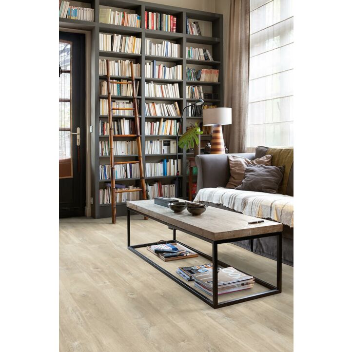 Parquet laminado de roble marrón charlotte CR3177 de la marca Quick-Step de la colección CREO en un ambiente de habitación.