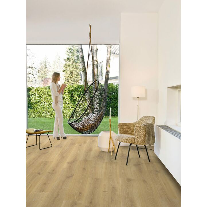 Parquet laminado de  Roble natural tennessee CR3180 de la marca Quick-Step en un ambiente de habitación.