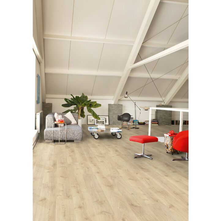 Parquet laminado de roble natural virgina CR3182 de la marca Quick-Step de la colección CREO en un ambiente de habitación.