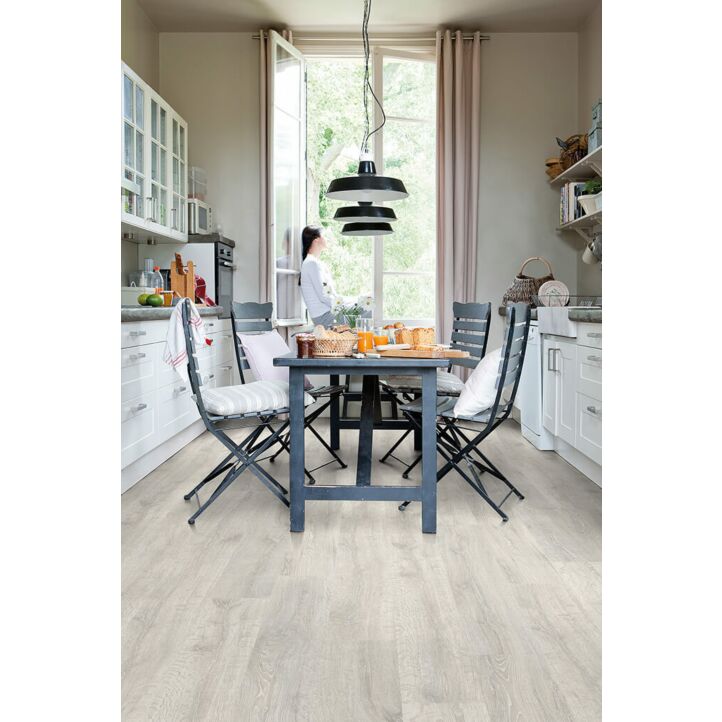 Parquet laminado de ROBLE RECUPERADO CON PATINA BLANCA CL1653 de la marca Quick-step de la serie CLASSIC en un ambiente de habitación.