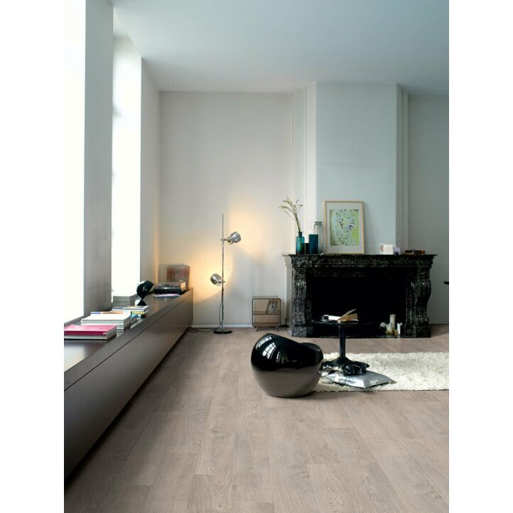 Parquet laminado de ROBLE VIEJO GRIS CLARO CLM1405 de la marca Quick-step de la serie CLASSIC en un ambiente de habitación.