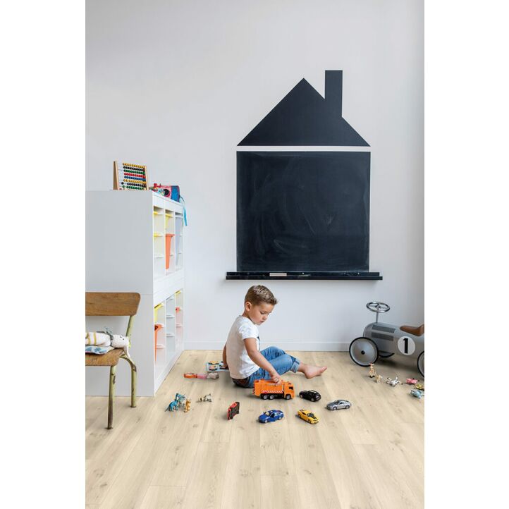 Parquet vinílico de la marca Quick-Step livyn Roble flotante claro BACL40017 de la serie Balance Click en un ambiente de habitación.