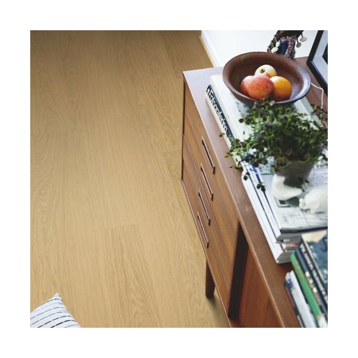 suelo vinílico de la marca Pergo roble britanico V2131-40098 de la serie premium en vista detalle con un mueble con fruta.