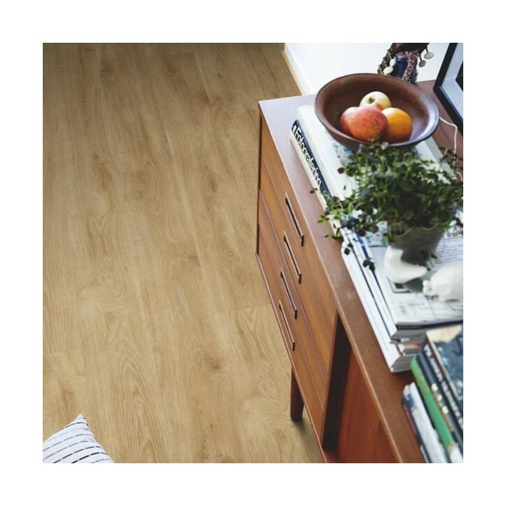 suelo vinílico de la marca Pergo roble tierras altas natural V2131-40101 de la serie premium en ambiente de habitación.