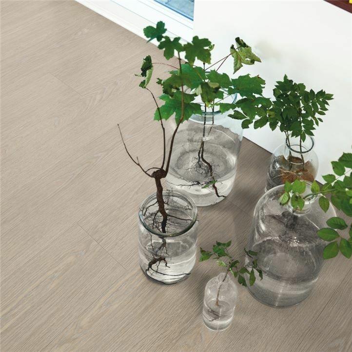 Parquet vinílico de la marca Pergo roble mansión gris cálido V3107-40015 de la serie optimum en un ambiente de habitación.