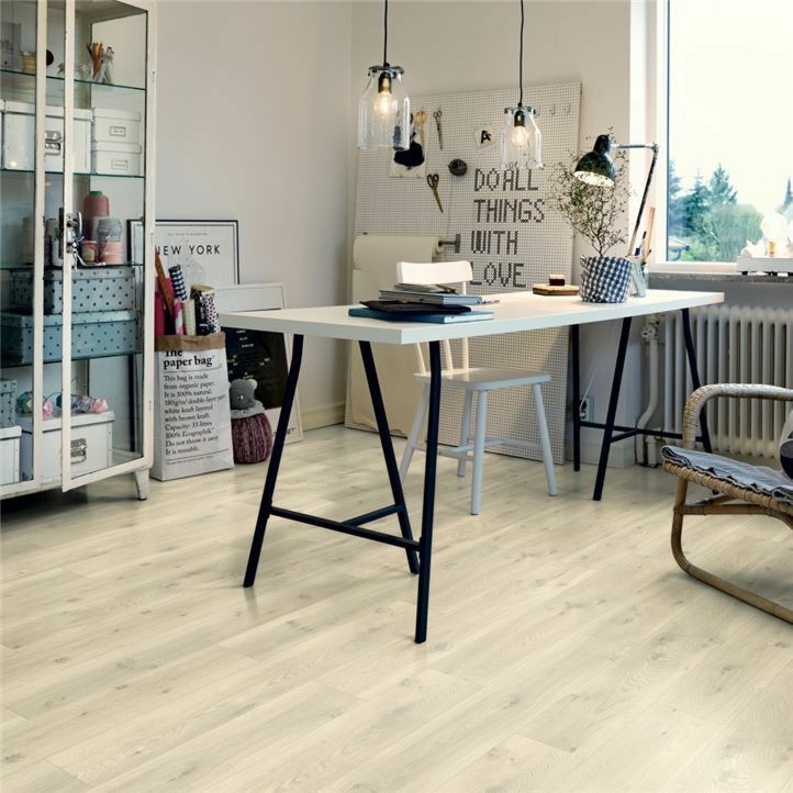 Parquet vinílico de la marca Pergo roble claro natural V2107-40021 de la serie premium en un ambiente de habitación.