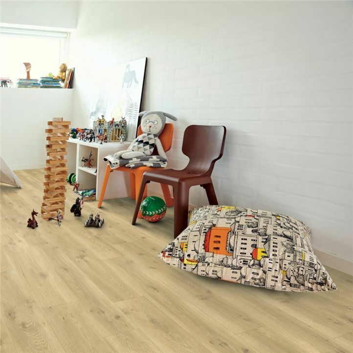 Parquet vinílico de la marca Quick-Step livyn Roble flotante claro BACL40017 de la serie Balance Click en un ambiente de habitación.