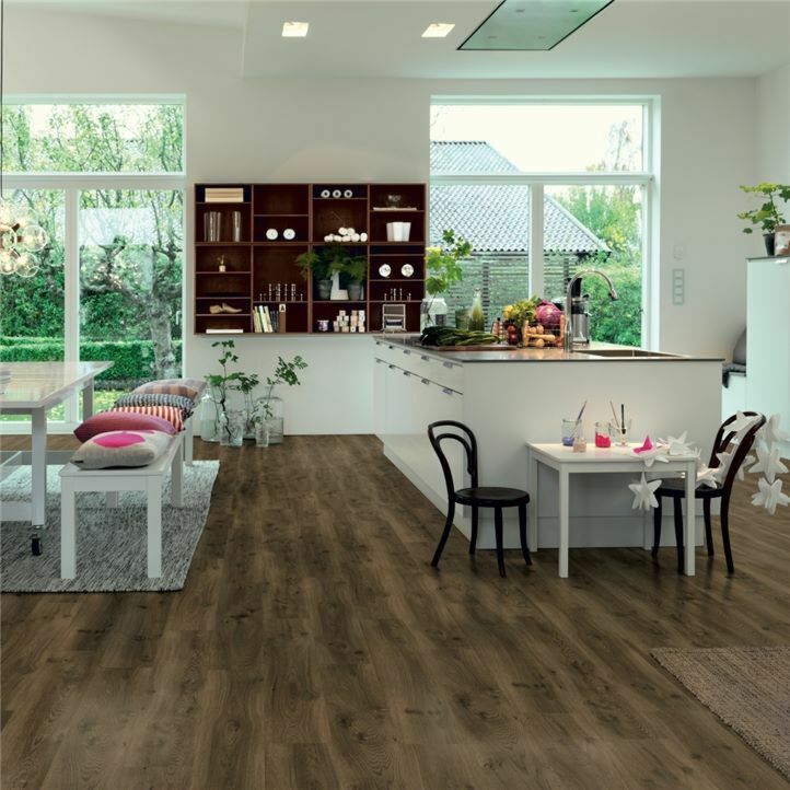 Parquet vinílico de la marca Pergo Roble blanco nórdico V2107-40020 de la serie premium en un ambiente de habitación.