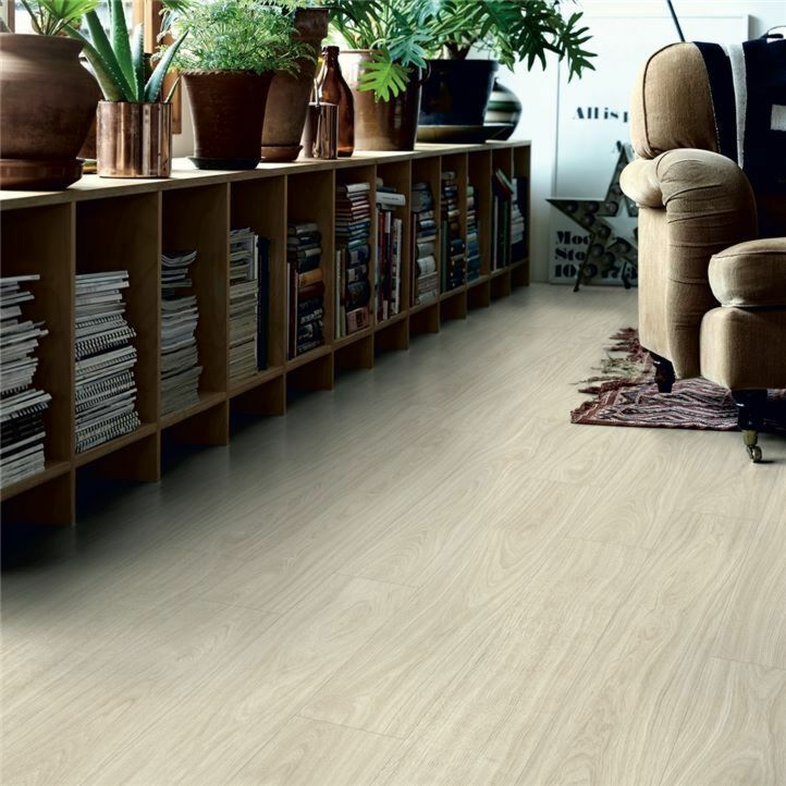 Parquet vinílico de la marca Pergo Roble blanco nórdico V3107-40020 de la serie optimum en un ambiente de habitación.