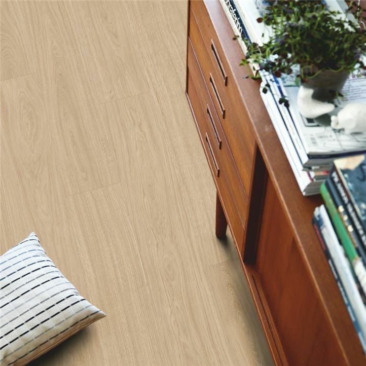 Parquet vinílico de la marca Pergo roble claro natural V3107-40021 de la serie optimum en un ambiente de habitación.