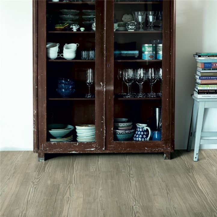 Parquet vinílico de la marca Pergo Roble gris herencia V2107-40037 de la serie premium en un ambiente de habitación.