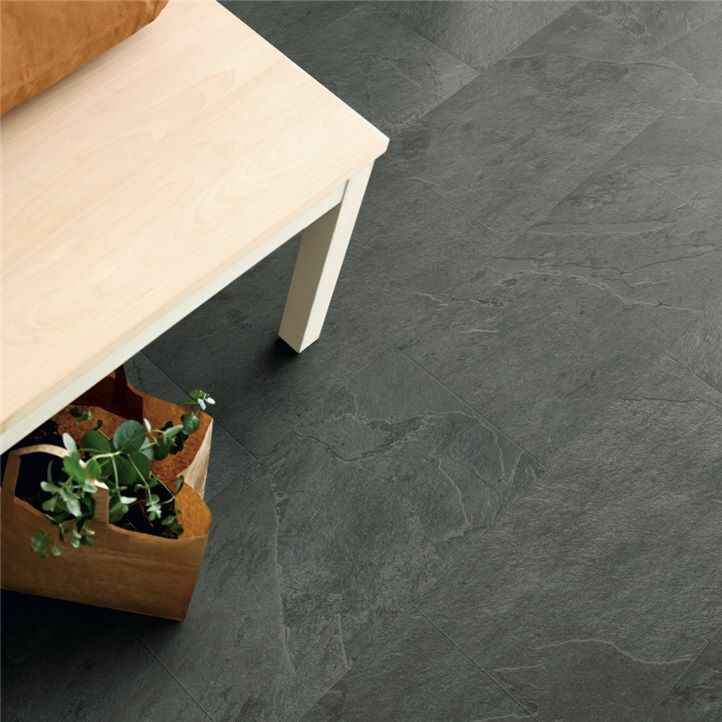 Parquet vinílico de la marca Pergo pizarra gris scivaro V3120-40034 de la serie optimum en un ambiente de habitación.