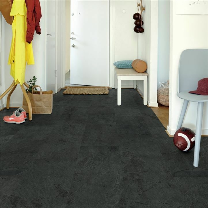 Parquet vinílico de la marca Pergo pizarra gris scivaro V2120-40034 de la serie premium en un ambiente de habitación.