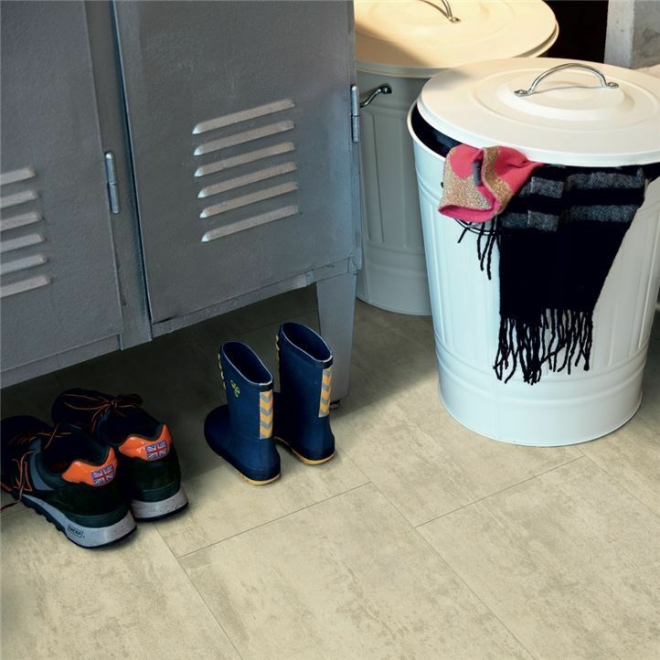 Parquet vinílico de la marca Pergo travertino gris claro V2120-40047 de la serie premium en un ambiente de habitación con detalle.