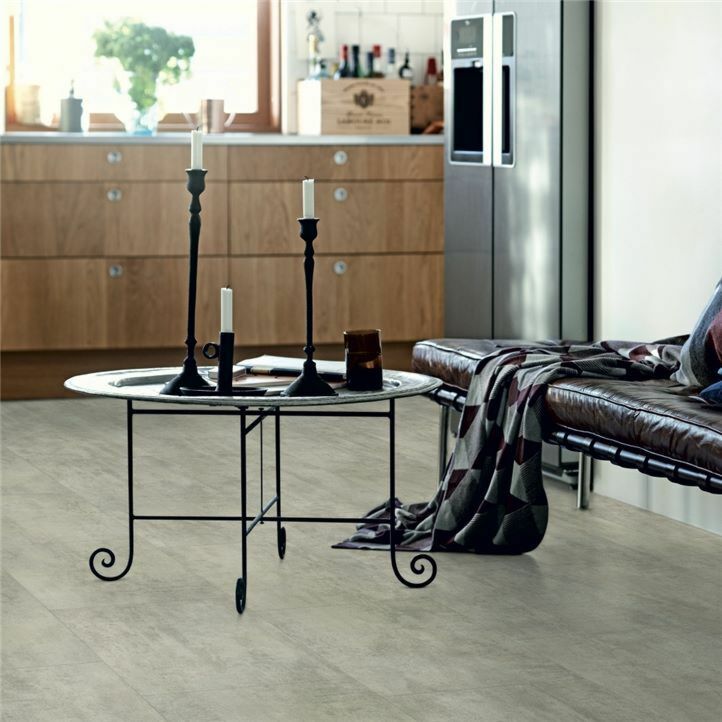 Parquet vinílico de la marca Pergo cemento claro V2120-40049 de la serie premium en un ambiente de habitación.