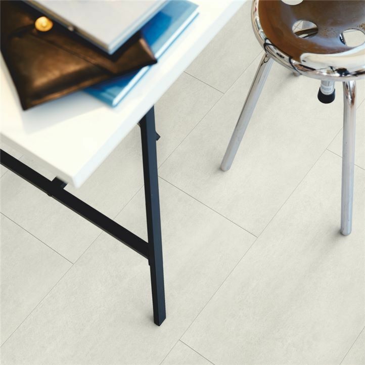 Parquet vinílico de la marca Pergo cemento claro V2120-40049 de la serie premium en un ambiente de habitación.