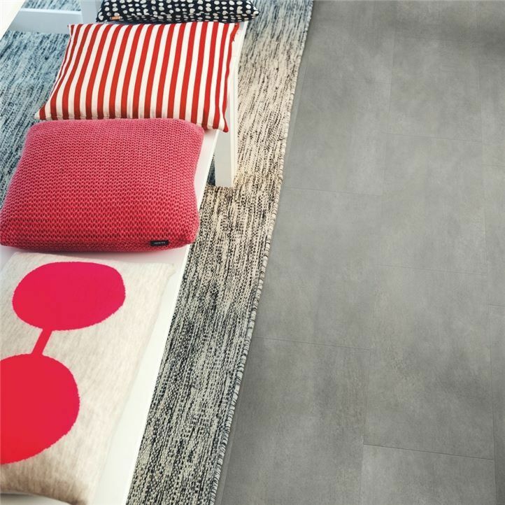 Parquet vinílico de la marca Pergo cemento gris oscuro V3120-40051 de la serie optimum en un ambiente de habitación.
