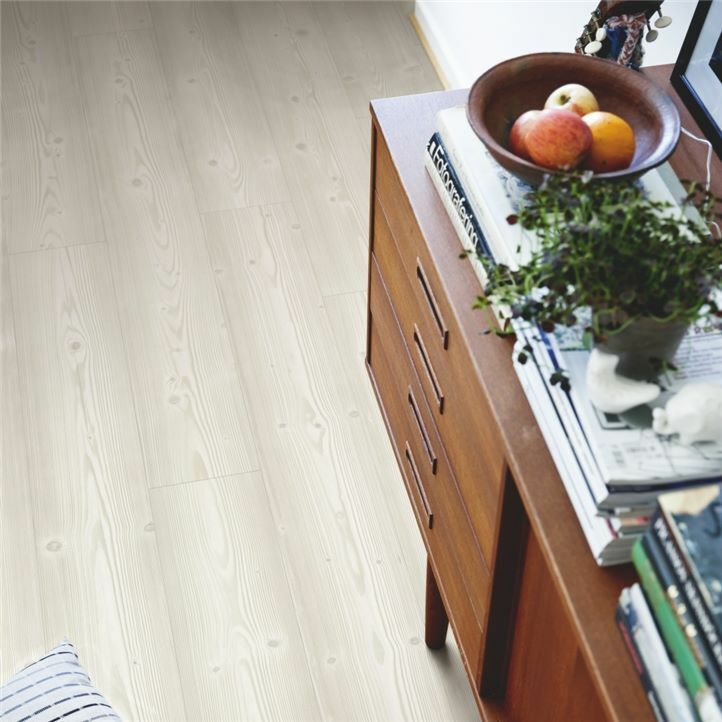 parquet vinílico de la marca Pergo roble tierras altas oscuro V2131-40102 de la serie premium en un ambiente de habitación.