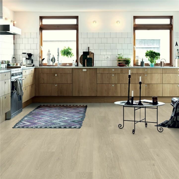 parquet vinílico de la marca Pergo roble lavado beige V2131-40080 de la serie premium en un ambiente de habitación.