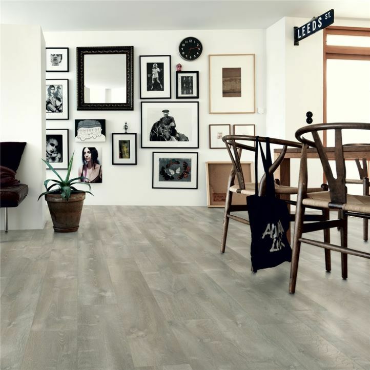 parquet vinílico de la marca Pergo roble lavado beige V2131-40080 de la serie premium en un ambiente de habitación.