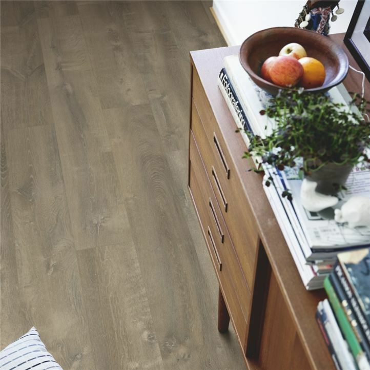 parquet vinílico de la marca Pergo pino nórdico blanco V2131-40072 de la serie premium en un ambiente de habitación.