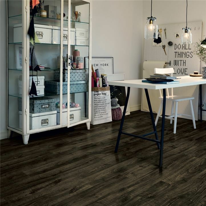 parquet vinílico de la marca Pergo roble ciudad negro V2131-40091 de la serie premium en un ambiente de habitación.