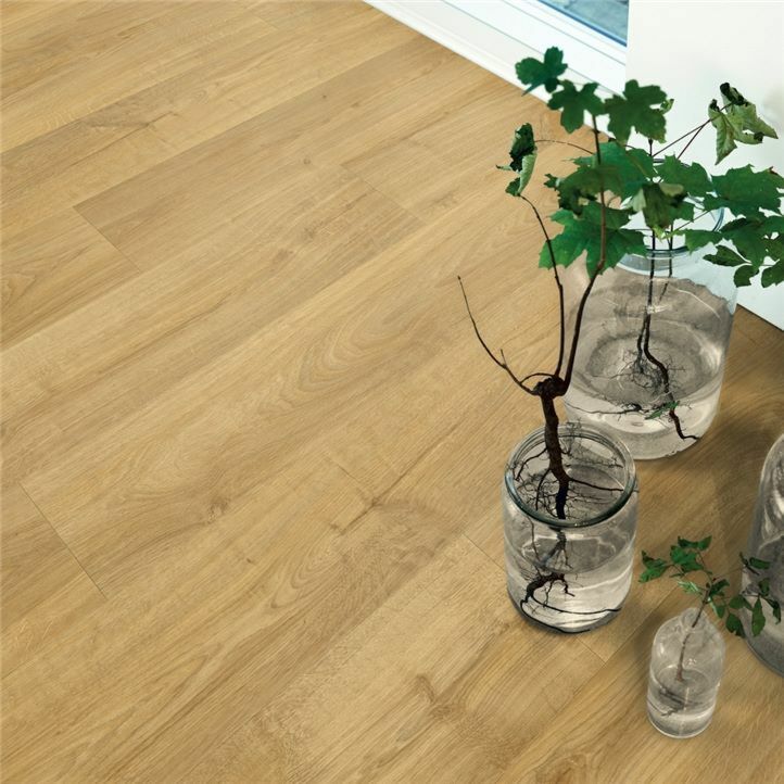 Parquet vinílico de la marca Pergo roble danés claro V2131-40099 de la serie premium en un ambiente de habitación.