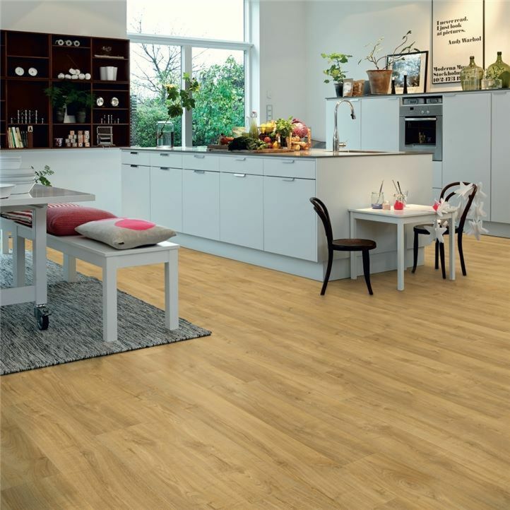 Parquet vinílico de la marca Pergo roble pueblo natural V2131-40096 de la serie premium en un ambiente de habitación.